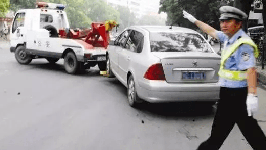 
“闯绿灯”交警直接罚300元【华体会体育hth官方网站】(图2)