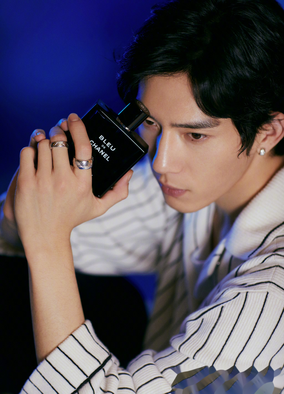 “华体会体育hth官方网站”海滨小学组织全体少先队员举行线上升旗仪式(图2) 华体会体育hth官方网站