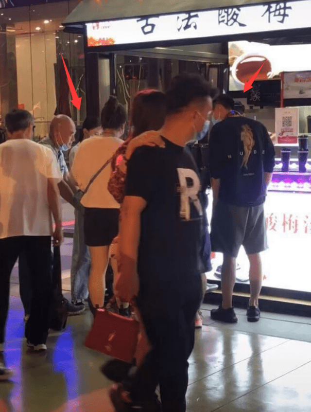 华体会体育hth官方网站|
窦骁带何超莲逛西安网红景点 帮买饮料超暖心 何超莲灵巧懂事(图7)