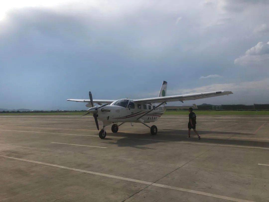 华体会体育hth官方网站-
1小时直达!票价300元!德清到黄山能打“飞的”啦