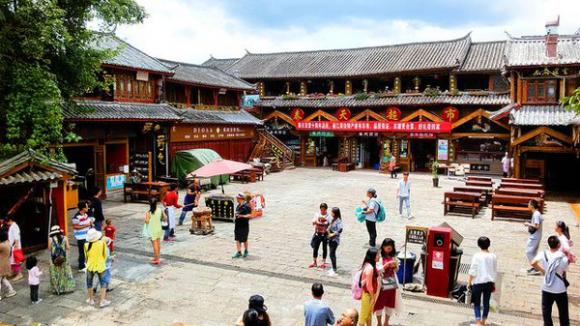 华体会体育hth官方网站:
以人民为中心 与群众心贴心──论向群众汇报、同群众谈心